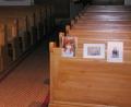Bild: ld
Die Ministranten haben sich ihren Platz in der Kirche für die Karwoche schon gesichert. An den ersten Bänken haben sie Fotos angebracht, um damit ihre Verbundenheit zum Ausdruck zu bringen. Auch Erwachsene haben sich dieser Idee schon angeschlossen.