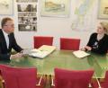 Bild: ubb
Immer auf gebührenden Abstand trifft sich Bürgermeister Franz Stahl für ein Amtsgespräch mit Rebecca Müller, der stellvertretenden. Leiterin der Hauptverwaltung. Am großen Besuchertisch in Stahls Büro kann man sich gut auseinanderrücken.