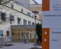 Archivbild: tr
Die Krankenhäuser der Kliniken AG nehmen bei der Bewältigung der Koronakrise eine Schlüsselrolle ein. Hier ein Bild vom Eingangsbereich des Tirschenreuther Hauses.