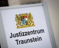 Bild: Matthias Balk
Ein Schild mit der Aufschrift "Justizzentrum Traunstein". Foto: Matthias Balk/dpa/Archivbild