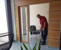 Bild: exb
Auch am Tag des Dienstjubiläums ist Wellnesschef Herbert Pufke voll im Einsatz und kümmert sich um neue Bespannung der Ruheliegen im Sibyllenbad.