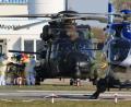 Bild: Peter Gercke/dpa
Hubschrauber der französischen Luftwaffe stehen auf dem Flugplatz Magdeburg und übergeben Ärzten Corona Patienten aus Frankreich, die im Uniklinikum behandelt werden.