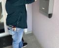 Bild: exb
Für einen außergewöhnlichen Lieferservice mit Schutzmasken sorgten die Mitglieder Feuerwehr Bärnau. Im Bild Thomas Schrems bei der Verteilung der Päckchen.