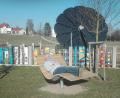 Bild: den
Bürgermeister Uli Roth testet im Rahmen eines Ortsrundgangs die neue ergonomisch geformte Liege im Bürgerpark.