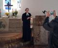 Bild: weu
In Oberviechtach zeichnete Pfarrer Norbert Schlinke die Aufnahmen für die Ostergottesdienst mit seinem Smartphone auf.