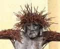 Bild: ind
„Himmel-Erd-Kreuz“ ist der Name der drei Meter hohen Skulptur (hier ein Ausschnitt), die vor der Stadtpfarrkirche in Hirschau steht. Die Dornenkrone aus übergroßen Zimmermannsnägeln soll den Schmerz und das Leid Jesu noch eindrucksvoller verdeutlichen. Geschaffen hat dieses Werk im Jahr 2006 die Ursensollener Künstlerin Sabine Mädl.