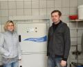 Bild: Andreas Royer
Sabine und Claus Pilhofer im Milch-Tankraum vor dem Steuerungskasten der Innowatech-Aquadron-Anlage, der die Membranzellen-Elektrolyse regelt.