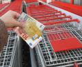 Bild: Gabi Schönberger
Ohne Geld an der Kasse wird es im Supermarkt schwierig. Es sei denn, ein Helfer in der Not springt ein.