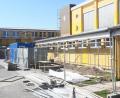Bild: Gabi Schönberger
In finanziell wesentlich gesünderen Zeiten beschlossen und nun begonnen: Die Rehbühlschule ist eingerüstet. Hoch gefördert ist die energetische Sanierung und der barrierefreie Ausbau vorgesehen.