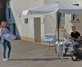 Bild: twi
Nicole Fischer übergibt Nähmaterial für Gesichtsmasken an Sascha Schlosser in Oberköblitz, der seine Nähmaschine vor dem Haus aufgestellt hat.Schlosser näht sonst eigentlich nicht.