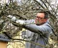 Bild: ubb
Harald Schlöger zeigte anhand von Bäumen im Garten des Landwirtschaftsamtes, wie mit einfachem Werkzeug vieles in dem Geäst eines Obstbaumes bewirkt werden kann.