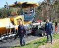 Bild: sm
Die beiden Bürgermeister Gerhard Kellner (Kirchendemenreuth) und Karlheinz Budnik (Windischeschenbach) verfolgen ihr Gemeinschaftsprojekt "Straßensanierung Scherreuth".