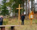 Bild: bsc
Ein großes Kreuz erwartet die Besucher am Ende des Kreuzwegs im Garten von Hans Vogl (links). Pfarrer Joseph (rechts) lobte den Künstler für sein religiöses Engagement.