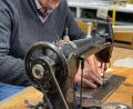 Bild: jr
Ernst Zeitler bei der Arbeit an der Nähmaschine.