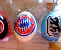 Bild: Rosa Blaß
In trauter Dreisamkeit vereint: die Embleme der großen bayerischen Fußballclubs auf einem Bild: Rosa Blaß aus Sinnleithen denkt auch an die Ostersträuche von eingefleischten Fußballfans.
