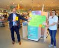Bild: bkr
In Kemnath trafen wir Holger Hassel bei seiner Fahrt im (vor dem) dm-Markt als er Filialleiterin Lena Geyer ein Dankeschönplakat mit Osterkranz und –karte überreichte.