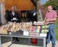 Bild: frd
Zu jeder der 80 Fisch-Lieferungen legte Pfarrer Herbert Rösl (links) christliche Ostergrüße bei. Er dankte Stephan Gäbl für die Aktion, deren Erlös der Kinderkrebshilfe zugute kommt.