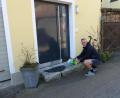 Bild: sl
Kindergartenleiter Patrick Schu stellt die Osternester für die Kindergarten- und Schulkinder vor den Haustüren ab.