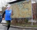 Bild: Gabi Schönberger
Ludwig Kreutzer beginnt seine Touren an der Wandertafel, die sich am zentralen Großparkplatz "Naabwiesen" im Weidener Zentrum befindet.