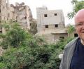 Bild: Jesuitenmission
Der Jesuitenpater Sami Hallak in den Ruinen im syrischen Aleppo. 	Bild: Jesuitenmission