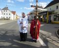 Bild: bk
Kraft und Trost für alle erbat Pater Prince, als er in Begleitung von Mesner Georg Leo Tafelmeyer über den Marktplatz, Kuhbühl, Unteren Markt und Kirchplatz von Kaltenbrunn ging.