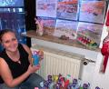 Bild: prh
Mit der Resonanz hätte Tanja Scheck, Jugendwartin der Feuerwehr Störnstein und Organisatorin des Malwettbewerbs für Störnsteiner Kinder nicht gerechnet. Über 70 Kinder malten die zur Verfügung gestellte Vorlage aus und bekamt als Dank dafür ein kleines Ostergeschenk vom Feuerwehr-Osterhasen zugestellt.