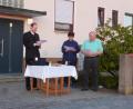 Bild: bk
Ungewöhnliches österliches Ritual: Pfarrer Matthias Weih mit dem Ehepaar Elisabeth und Christian Liermann (von links).