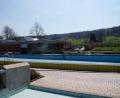 Bild: weu
Noch herrscht im Freibad in Oberviechtach gähnende Leere. Wenn es nach Bademeister Reinhard Klein geht, könnte sich das bald ändern. Er schätzt, 2020 wird das Jahr der lokalen Freibäder.