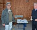 Bild: jr
Bürgermeister Ernst Neumann (rechts) dankte VG-Geschäftsleiter Klaus Schüßler für dessen unermüdlichen Einsatz in der Coronakrise mit einem Essensgutschein in einem Pechbrunner Landgasthof.