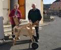 Bild: fdl
Mesnerin Barbara Dolles und Mesner Alfred Hausmann mit der neuen großen Standratsche und zwei der reparierten Handratschen.