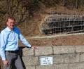 Bild: sm
Bürgermeister Ernst Schicketanz erläuterte die derzeitige Sanierung der Granit-Stützmauer am Fuße des Kalvarienberges.
