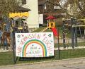 Bild: dob
Ein großes buntes Banner grüßt vom Zaun des Evangelischen Haus für Kinder Gottfried Sperl die Mädchen und Buben, die derzeit nicht in die Einrichtung kommen können. Das Team wusste sich zu helfen trotzdem mit den Kindern in Kontakt zu treten. Dahinter das verwaiste Spielgelände.