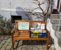 Bild: mmj
Die Bücher-Bank fällt in der Kirchstraße in Schönsee ins Auge.