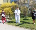 Bild: Kliniken Nordoberpfalz AG, Michael Reindl/exb
Medizinische Direktorin Michaela Hutzler (rechts) und Andreas Faltlhauser, Oberärztlicher Leiter der Interdisziplinären Intensivstation 83i, bedankten sich beim Förderverein für Schwerkranke und Vorsitzender Waltraud Koller-Girke (links) für deren Unterstützung bei der Anschaffung von Tablets. Mit den Geräten können Angehörige und Patienten sich nun sehen.