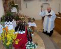 Bild: dob
Pfarrer Gerhard Schmidt segnete das Osterwasser und die Speisen, die Gläubige dazu in der Pfarrkirche abstellten.