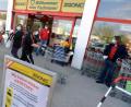 Bild: Herbert Pfarrhofer/dpa
Angestellte und Kunden stehen mit Mundschutz vor dem Eingang eines Baumarkts in Österreich. Nach vierwöchiger Schließung wegen der Coronakrise haben in dem Land wieder zahlreiche Geschäfte geöffnet.