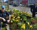 Bild: jr
Stadtgärtner Willi Kilian (links) hat mit seinem Team wieder für blütenreiche öffentliche Flächen in Mitterteich gesorgt. Zweiter Bürgermeister Stefan Grillmeier kündigte an, dass darauf auch künftig großer Wert gelegt werde.