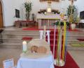 Bild: ohr
In der St.- Barbara – Kirche Stulln symbolisiert eine Auferstehungskrippe die Grabstätte mit weggewälztem Stein und Leinentuch sowie dem Auferstehungskreuz die Osterbotschaft. Die Schrifttafel linkerhand mit dem Leitthema „Licht Christi“ enthält die Botschaft :„Christus ist glorreich vom Tod auferstanden. Sein Licht vertreibt das Dunkel der Herzen, was uns Angst macht und dunkel erscheint“.