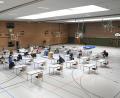Bild: Petra Hartl
Das Szenario hat ein bisschen etwas von einer Abiturprüfung. Die Tische in der Krötensee-Turnhalle, an denen die Stadträte am Dienstagnachmittag Platz nahmen, stehen etwa eineinhalb Meter auseinander. Damit sollte gewährleistet werden, dass die stadtpolitische Arbeit auch in Zeiten der Coronapandemie fortgeführt werden kann.