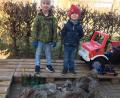 Bild: Martina Schicker/exb
Tim (6 Jahre, links) und Jonas (4) mit ihrer „Beute“ nach der in Eigeninitiative gestarteten „Ramadama“-Aktion am Stationsweg.