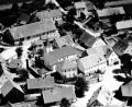 Archivbild: akp
Der quadratische Bau südlich der Kirche ist das erste Schulhaus von Gleiritsch, das 1840 erbaut wurde. Später diente es als Lehrerwohnung. Hier erblickte Siegfried Schriml am 14. März 1927 das Licht der Welt.