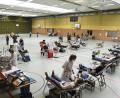 Bild: Petra Hartl
Abstand halten ist derzeit die Devise - auch beim Blutspenden. Zwischen 14 und 20 Uhr lassen 230 Menschen 115 Liter Blut in der Turnhalle. Das entspricht etwa der durchschnittlichen Füllung einer kleinen Badewanne.