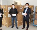 Bild: exb/Michael Reindl, Klinken Nordoberpfalz AG
Medizinische Direktorin Michaela Hutzler (links) freut sich über 100.000 Mund-Nase-Masken, die Young-Do Park (r.) und Christian Bauer (Mitte) von der PNB GmbH organisiert haben.