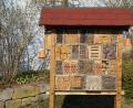 Bild: sgs
Auf dem Dorfplatz in Lampenricht steht das renovierte Insektenhotel.
