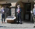 Bild: Landkreis Tirschenreuth/exb
Die beiden Geschäftsführer der Firma Trassl aus Immenreuth, Patrick Stumpf und Dieter Braun, sowie Landrat Wolfgang Lippert und der Immenreuther Bürgermeister Josef Hecht (von links) bei der Spendenübergabe.