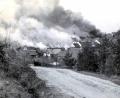 Repro: ow
Am 19. April 1945 zerstörten acht amerikanische Jagdbomber vom Typ P-47 Thunderbold große Teile der Altstadt von Neustadt am Kulm. Die abgeworfenen Brandbomben verwandelten Teile des Marktplatzes schon nach wenigen Minuten ein in ein gigantisches Flammenmeer. Das Bild wurde vom Rauher Kulmweg in Richtung Ortszentrum aufgenommen.