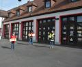 Bild: jr
120 Bilder, gemalt von Kindern und Jugendlichen, verschönern derzeit die sieben Tore des Mitterteicher Feuerwehrhauses. Gleich nach dem Malwettbewerb der Jugendfeuerwehr hatte das Jugendrotkreuz zum Gestalten von Herzen aufgerufen, von denen über 350 Exemplare zusammenkamen. Die Mitglieder beider Organisationen freuen sich über die große Resonanz. Im Bild (von links) Katharina Eckstein und Yannik Hoyer vom BRK sowie Feuerwehr-Jugendwart Johannes Schmid und Carolina Grabis von der Jugendfeuerwehr.