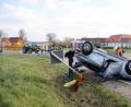 Bild: jma
Der Opel landete nach dem Zusammenstoß mit dem Pkw und dem Traktor auf dem Dach.