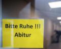 Symbolbild: Jonas Güttler/dpa
Ein Schild, was die Aufschrift „Bitte Ruhe!!! Abitur“ trägt, hängt an einem Glas.