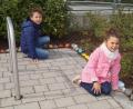 Bild: du
Die vierjährige Mia (vorne) und der siebenjährige Elias (hinten) tragen ebenfalls mit bunten Steinen zum Wachsen der "Schlange" rund um das Rathaus bei.